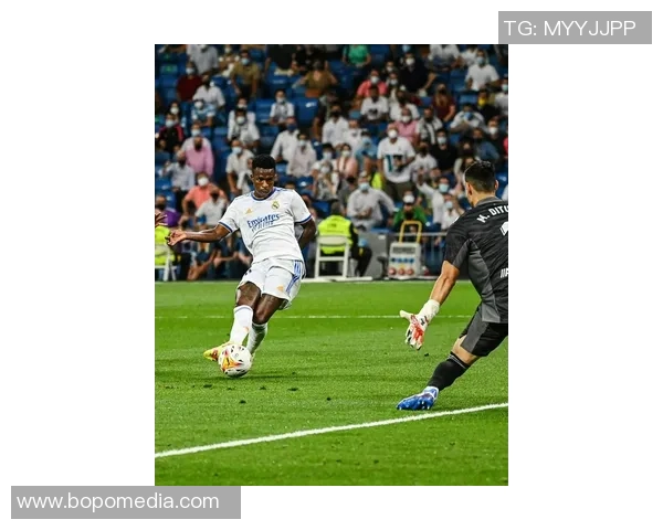 维尼修斯如何凭借惊人速度撕裂对手防线的战术解析与实例分析