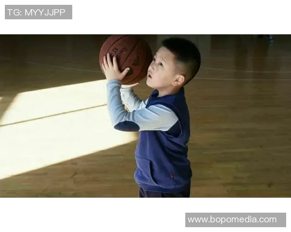 篮球明星温馨瞬间抱孩子照片展现父爱如山的感人画面